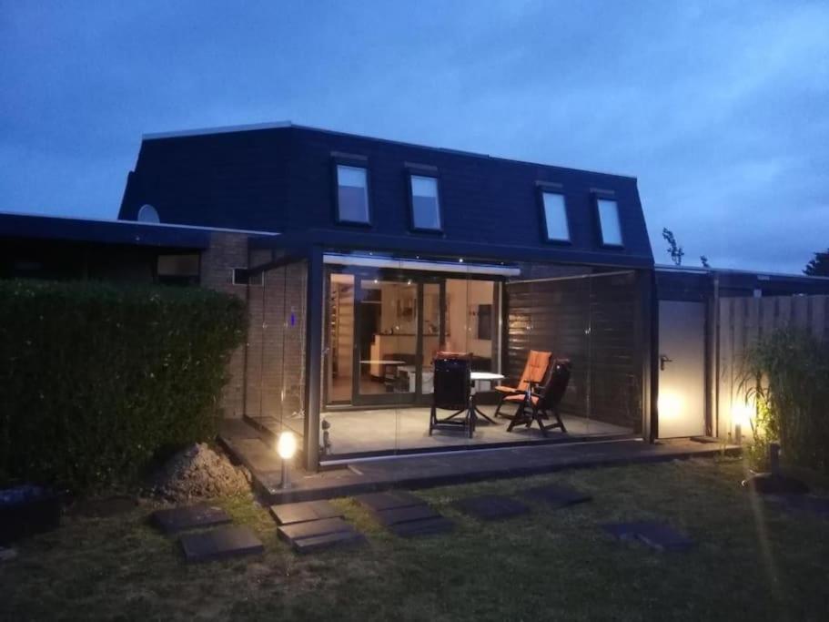 uma casa com um pátio em frente em Zouterik 5* em Nieuwvliet
