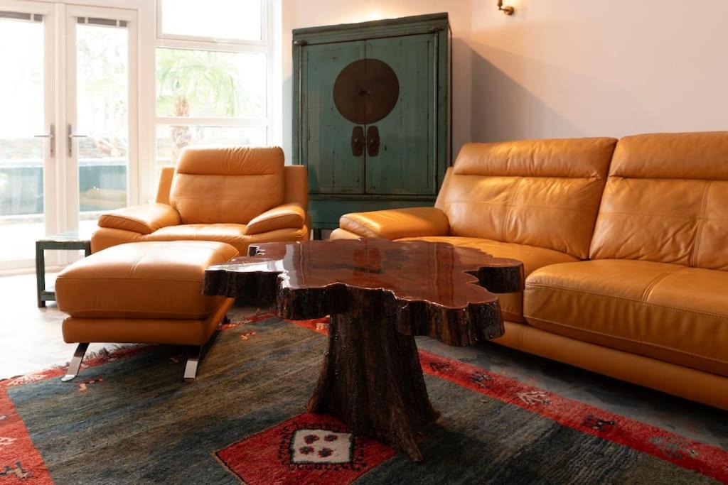 uma sala de estar com um sofá e uma mesa de centro em Amber Lights Coastal Getaway, Greatstone em Greatstone