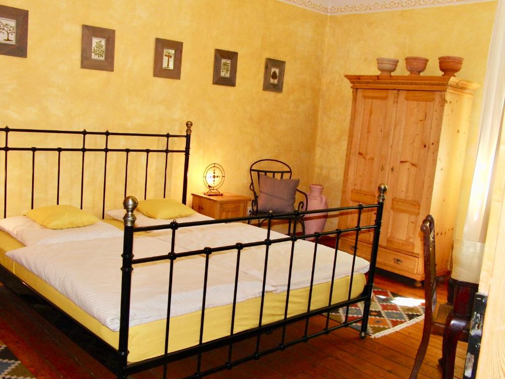 a bedroom with two beds in a room at Gästehaus EinsA in Celle
