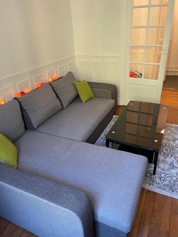 un salon avec un canapé et une table dans l'établissement Magnifique appartement au centre de Montrouge, à Montrouge