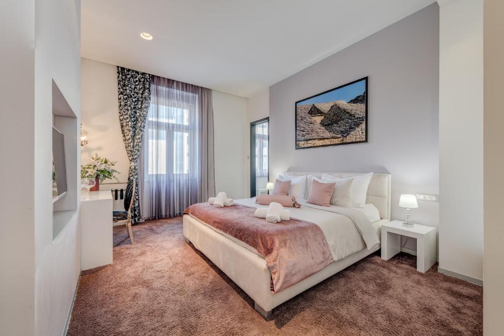 Кровать или кровати в номере Starlight Luxury Rooms