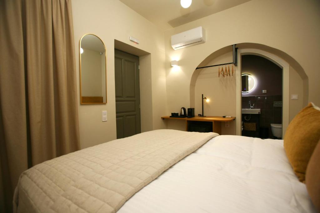 Postel nebo postele na pokoji v ubytování Living Yard Acropolis