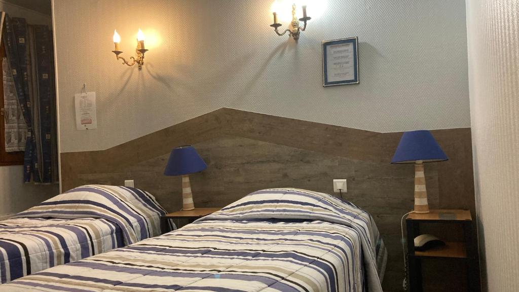 Postel nebo postele na pokoji v ubytování Aux Trois Jean
