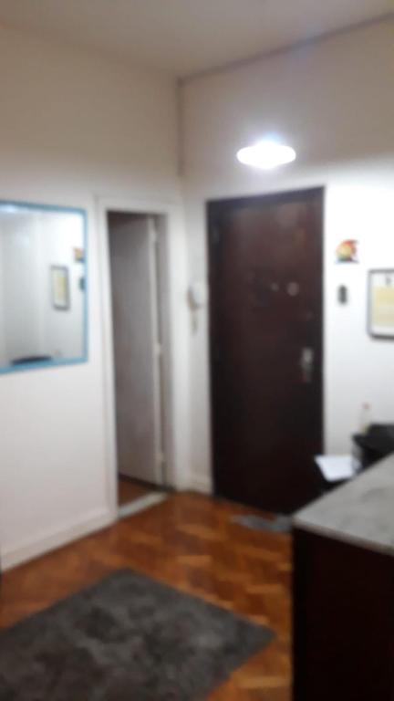 um quarto vazio com uma porta preta e um corredor em Apartamento de Copacabana no Rio de Janeiro