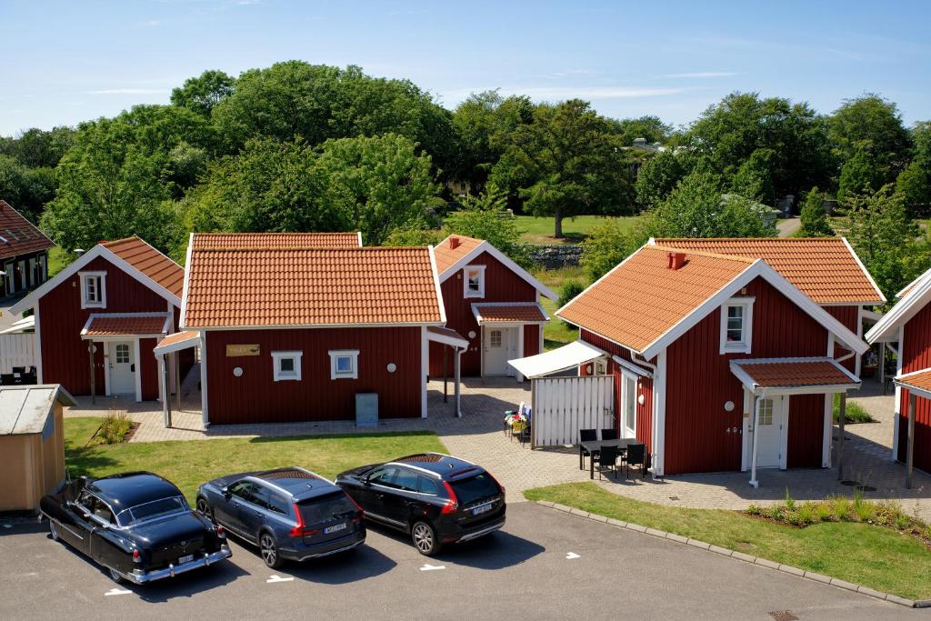 una vista aérea de una fila de casas con coches aparcados en Apelvikens Camping & Cottages, en Varberg