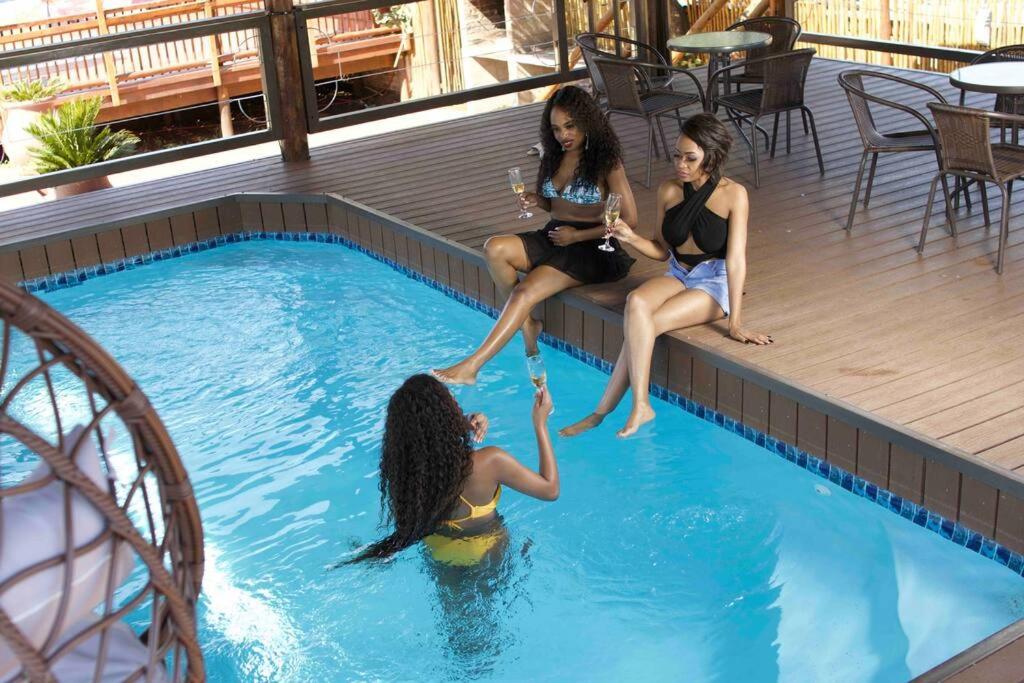 Επισκέπτες που μένουν στο Falcon Lodge (ET)