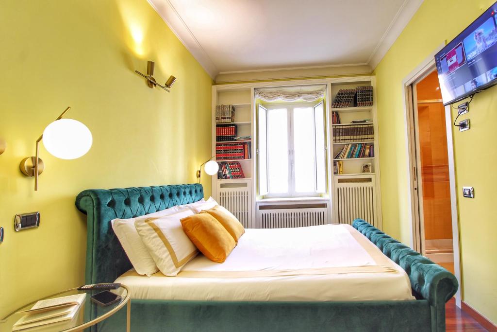 een slaapkamer met een blauw bed en een raam bij Large and Charming Apartment in Trastevere by YourHost in Rome