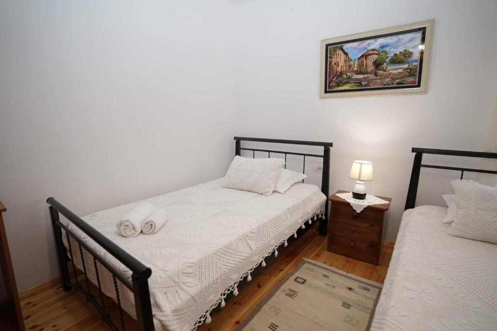 Postel nebo postele na pokoji v ubytování EniGuesthouse