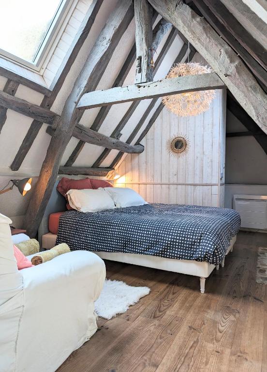 - une chambre mansardée dans l'établissement La bi-coque du Courtgain, charmante et atypique, à Saint-Valery-sur-Somme