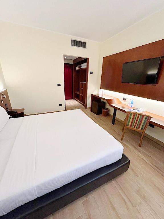Łóżko lub łóżka w pokoju w obiekcie iH Hotels Milano Blu Visconti
