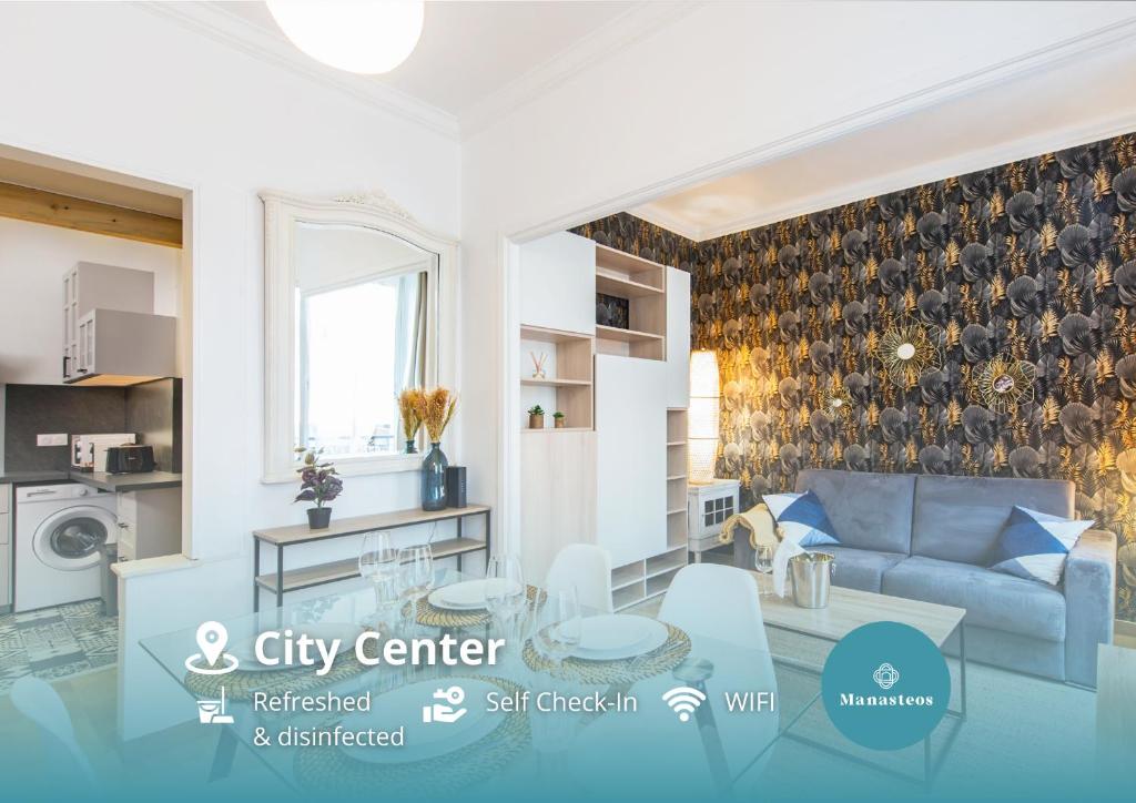 un salon avec un canapé et une table dans l'établissement 1mn Monaco - Hypercentre - Appartement rénové - BQ, à Beausoleil