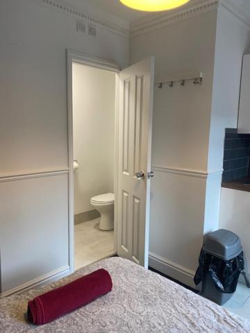 Circle Guest House Bed Only - Twin Room With Shower
