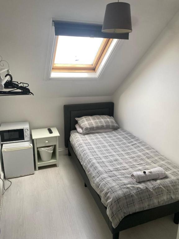 Circle Guest House Bed Only - Single Room With Shared Shower And Toilet