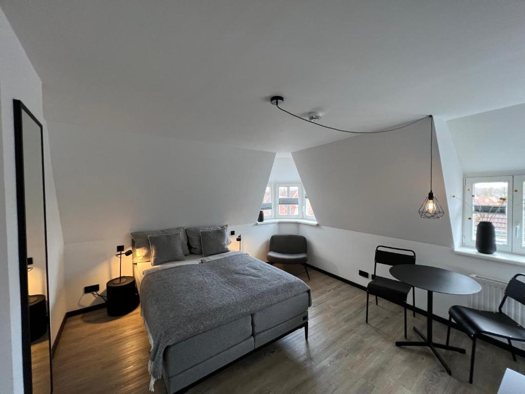 Schlafzimmer mit einem Bett, einem Tisch und Stühlen in der Unterkunft Studiowohnung 6 in Buxtehude in Buxtehude