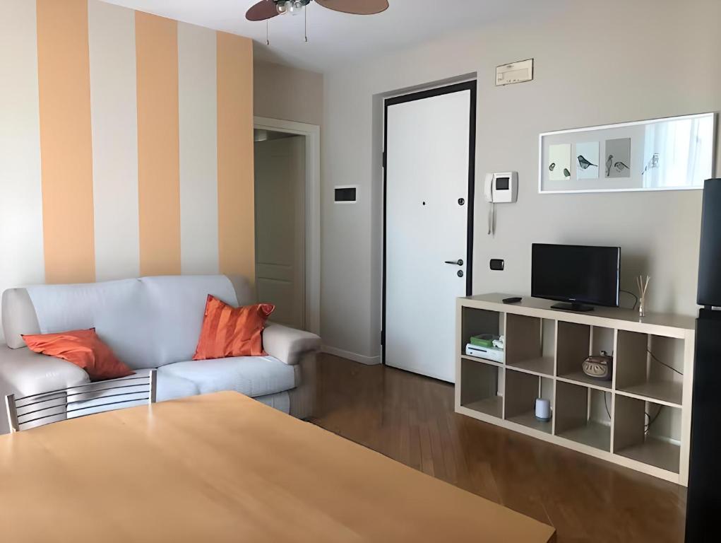 - un salon avec un canapé et une télévision dans l'établissement Appartamento con parcheggio privato a Lucca, à Lucques