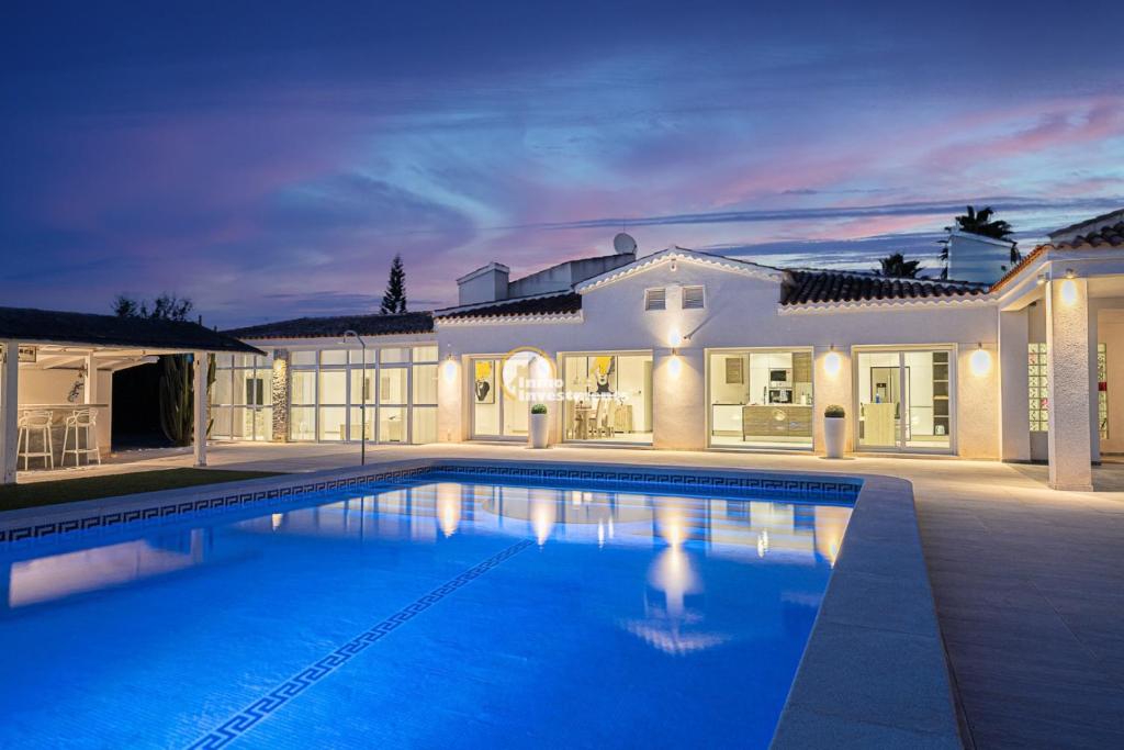 ein großes Haus mit Swimmingpool in der Nacht in der Unterkunft Villa Pyeranch in Torrevieja