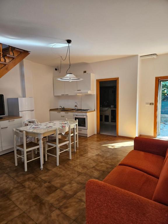 uma sala de estar com uma mesa e uma cozinha em Casa Ronci - Centro Storico - Palacongressi Rimini em Rimini