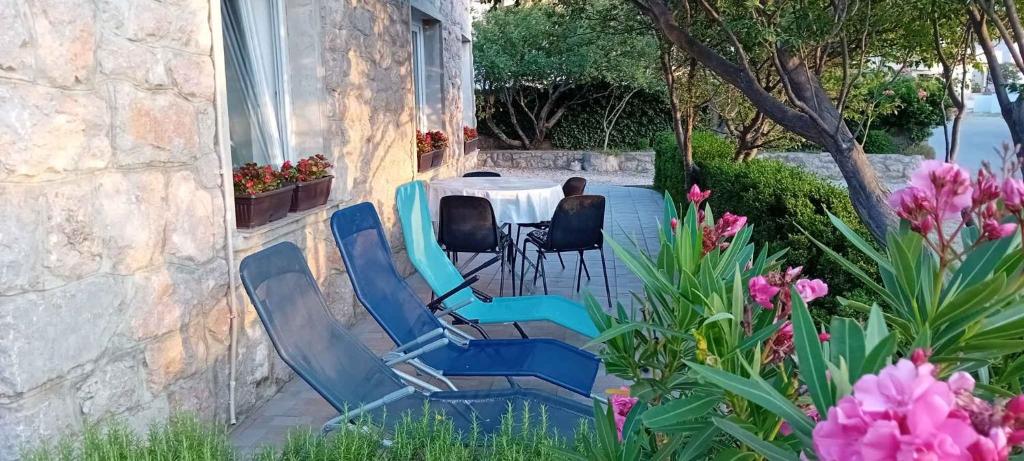 Vonkajšia záhrada v ubytovaní Holiday home in Cesarica 17117
