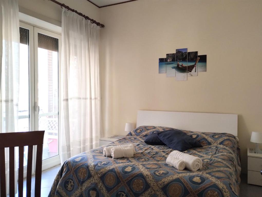 ein Schlafzimmer mit einem Bett mit zwei Handtüchern darauf in der Unterkunft Aurelia - Apartment Begonia in Rom