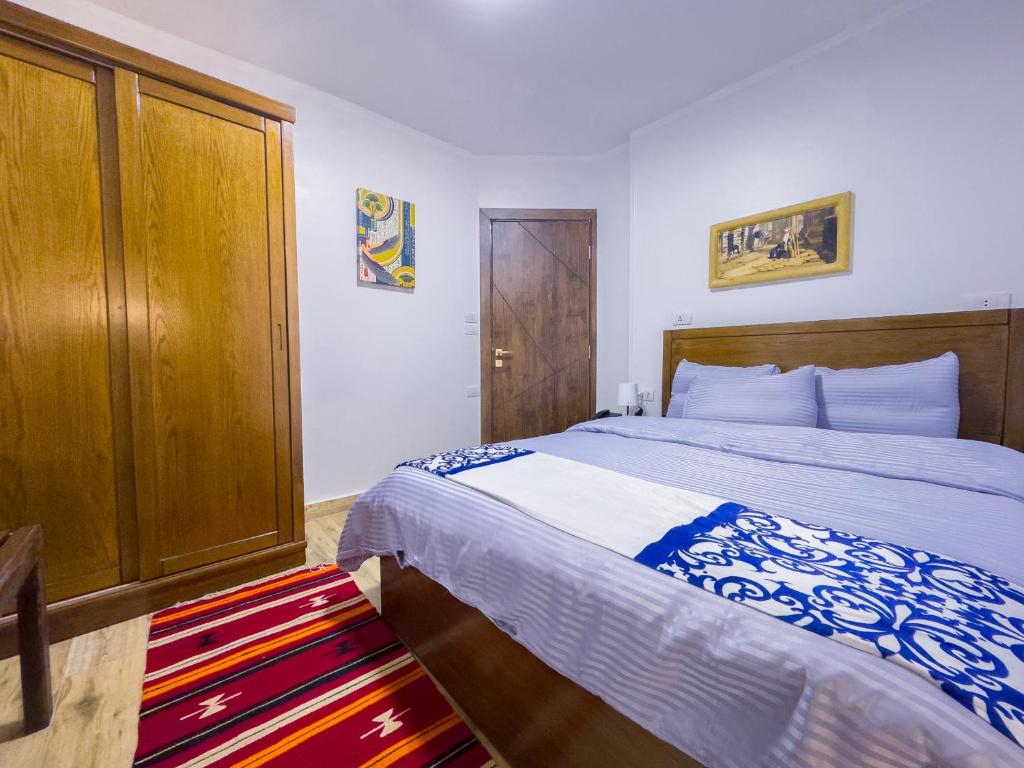 Postel nebo postele na pokoji v ubytování Royal Crown Hotel Giza Pyramids View