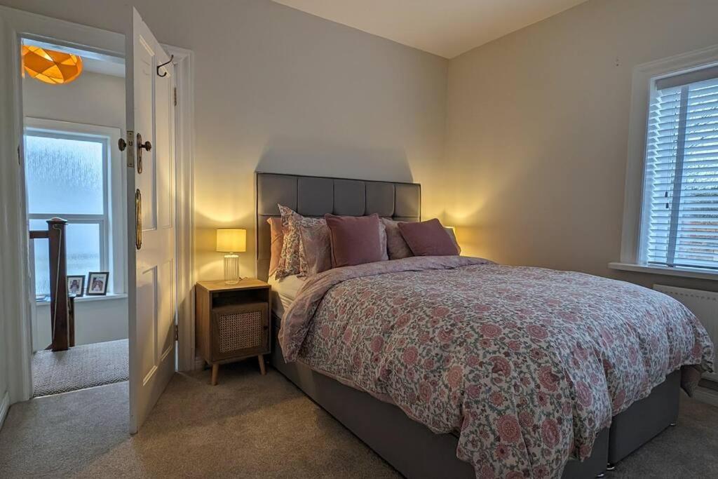 een slaapkamer met een groot bed en een raam bij Charming Character House in Beautiful Neighborhood in Belfast