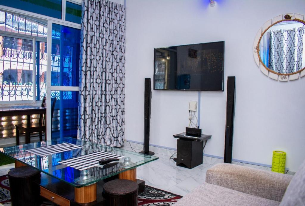 TV a/nebo společenská místnost v ubytování SUNCOAST HOMES