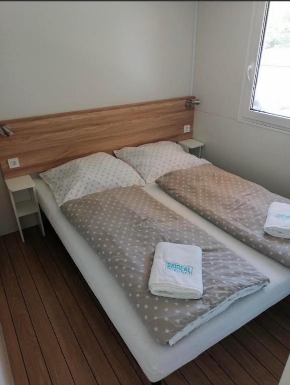 Łóżko lub łóżka w pokoju w obiekcie SUNNY Mobile Homes Bijela Uvala