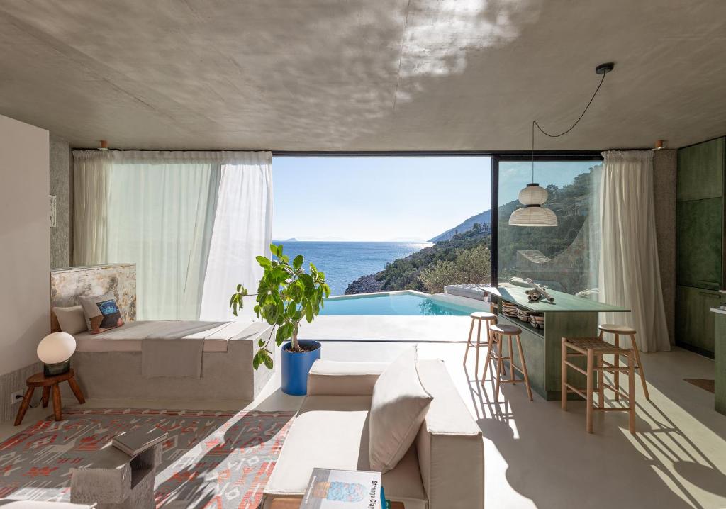 salon z widokiem na ocean w obiekcie LASPI / PETRES w mieście Pefkali