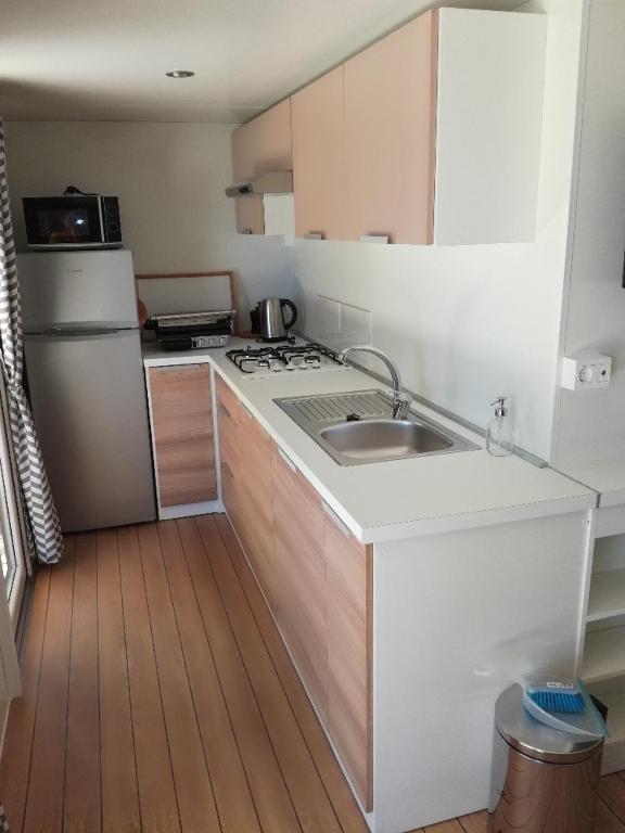 Kuchnia lub aneks kuchenny w obiekcie SUNNY Mobile Homes Bijela Uvala