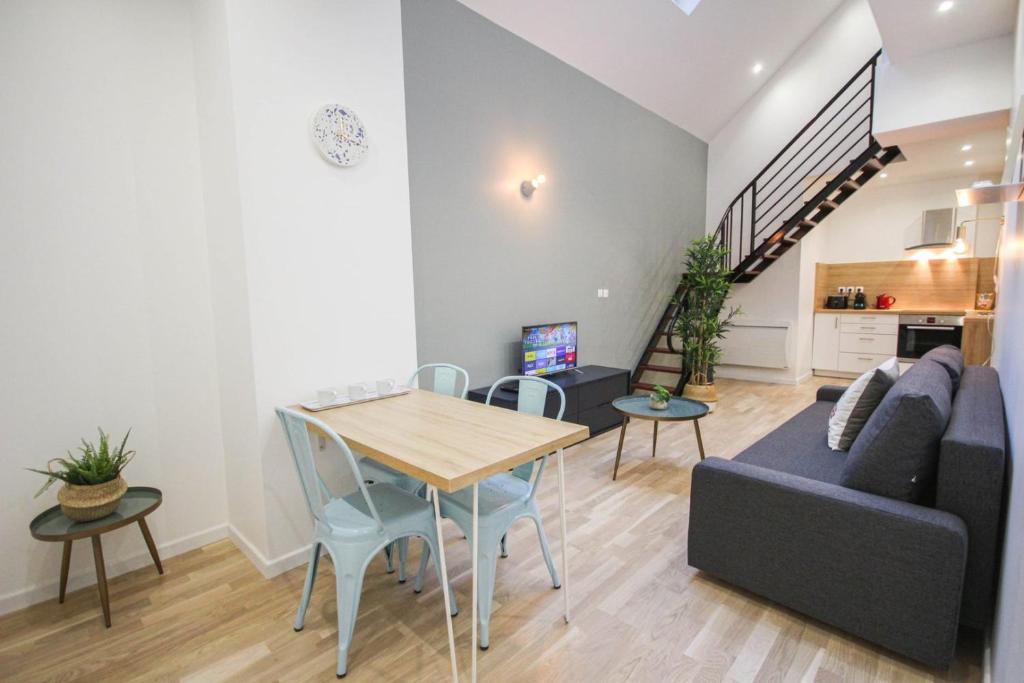 un salon avec une table et un canapé dans l'établissement Lille Centre - Nice, cozy and functional ap., à Lille