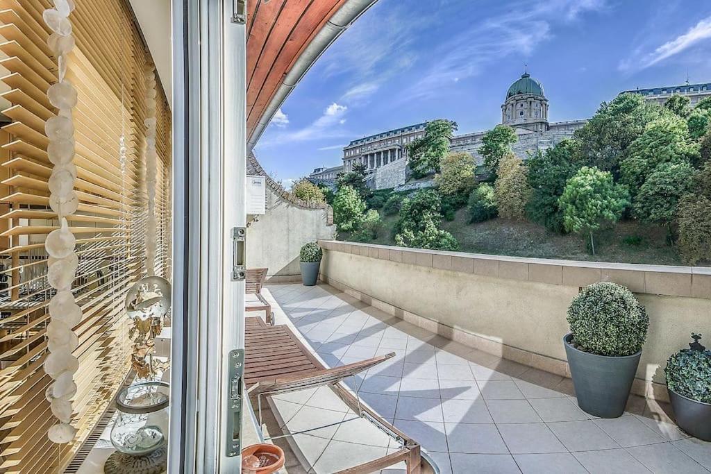balcón con sillas y vistas a un edificio en Charming Castle View Suite With Giant Balcony, en Budapest