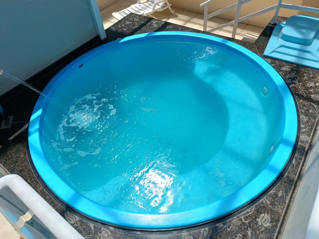 een blauw bad bovenop een aanrecht bij Uma agradável morada na praia para descansar ! in Governador Celso Ramos