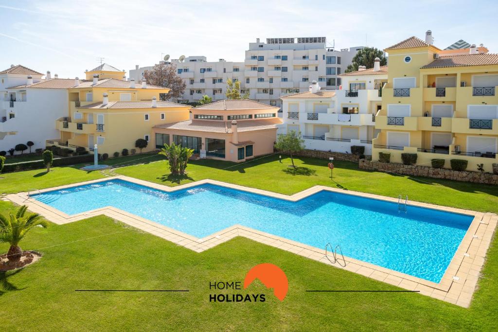 een afbeelding van een appartementencomplex met een zwembad bij #205 Fully Equiped Newtown with Pool, AC in Albufeira