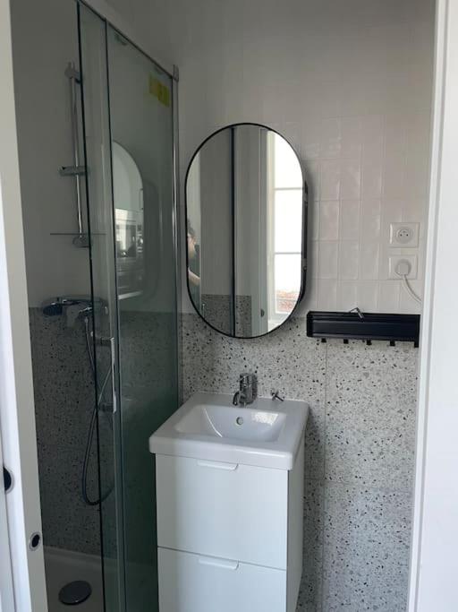 a bathroom with a sink and a mirror at Charmant 2 pièces proche RER B direction Paris in Fontenay-aux-Roses