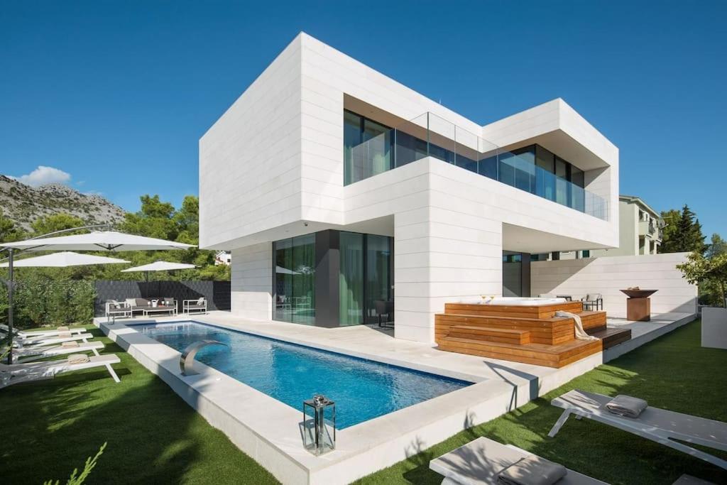 Casa blanca grande con piscina en Exclusive Villa Calma I & II - two heated pool&spa, en Starigrad-Paklenica