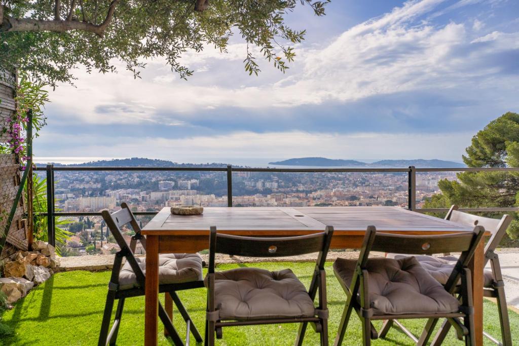 einen Tisch und Stühle auf einem Balkon mit Aussicht in der Unterkunft Appartement avec vue mer panoramique in Toulon