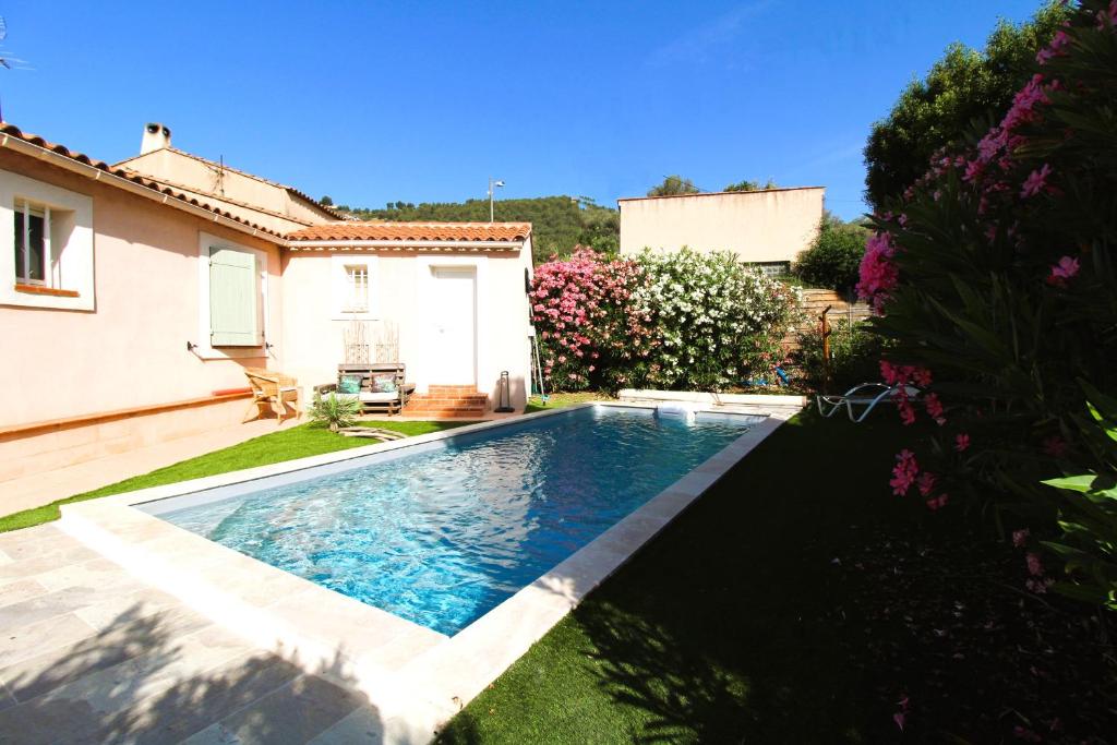 una piscina en el patio de una casa en VILLA VIIEUX MOULIN Villa avec piscine pour 7 personnes avec piscine à Hyères, en Hyères