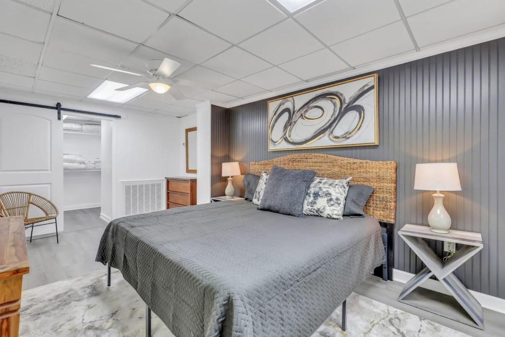ein Schlafzimmer mit einem Bett in einem Zimmer mit einer Decke in der Unterkunft Eagle's Nest - Upscale Loft Downtown Close to GSU in Statesboro