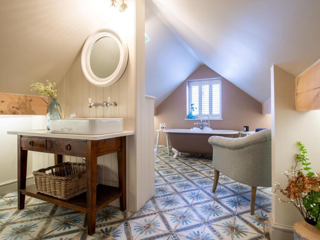łazienka z umywalką i wanną w obiekcie 2 Bed in Stratford upon Avon 77617 w mieście Wellesbourne Hastings