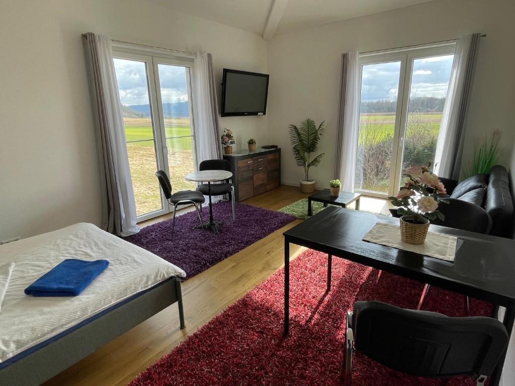 Sala de estar con cama y mesa en Schöne Unterkunft en Gottmadingen