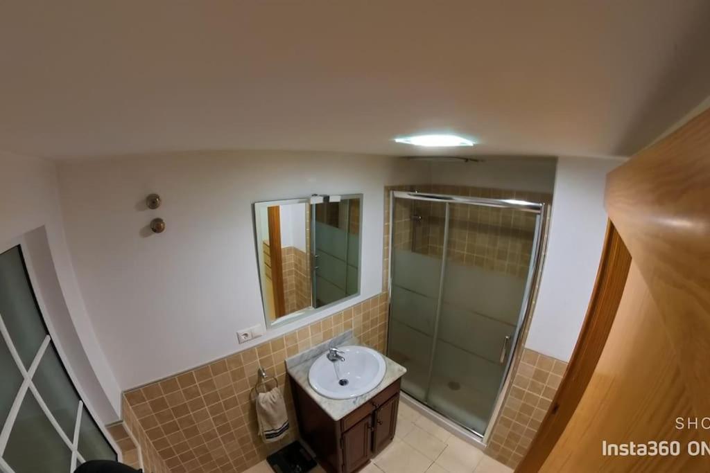 uma casa de banho com um lavatório e um chuveiro em Apartamento Calidad - playa - paseos-Servicios em La Garita