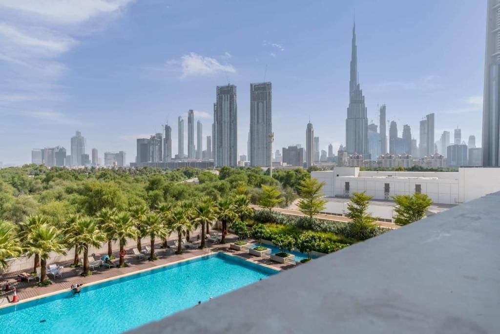 Výhled na bazén z ubytování Silkhaus studio in DIFC with Burj Khalifa view, pool & gym nebo okolí