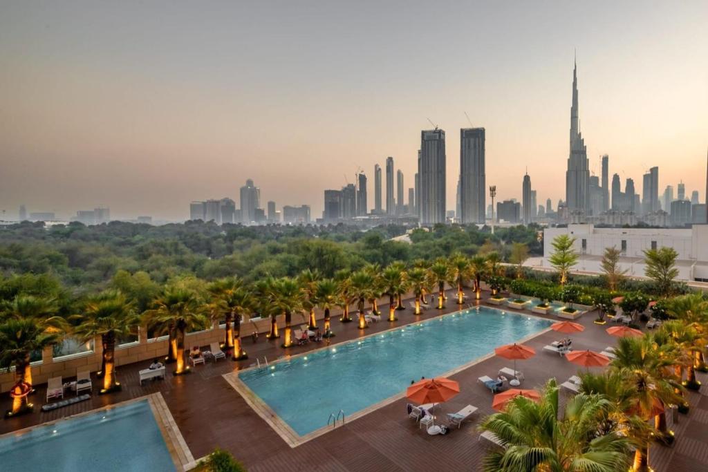 Výhled na bazén z ubytování Silkhaus renovated studio with Burj Khalifa view in DIFC nebo okolí