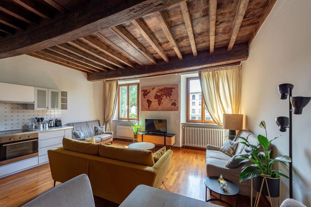 een woonkamer met een bank en een tafel bij Ciompi Square-Hosted by Sweetstay in Florence