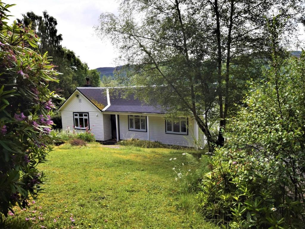 uma casa branca com um quintal em 2 Bed in Pitlochry CA084 em Struan