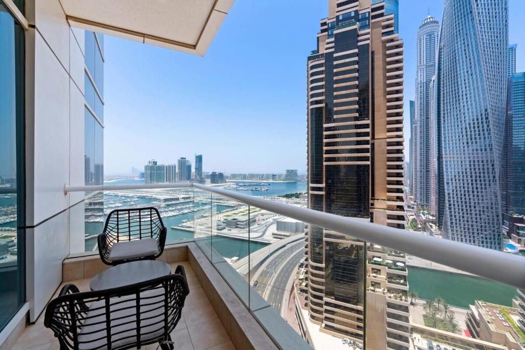 מרפסת או טרסה ב-Silkhaus sea view modern 1BDR in Dubai Marina