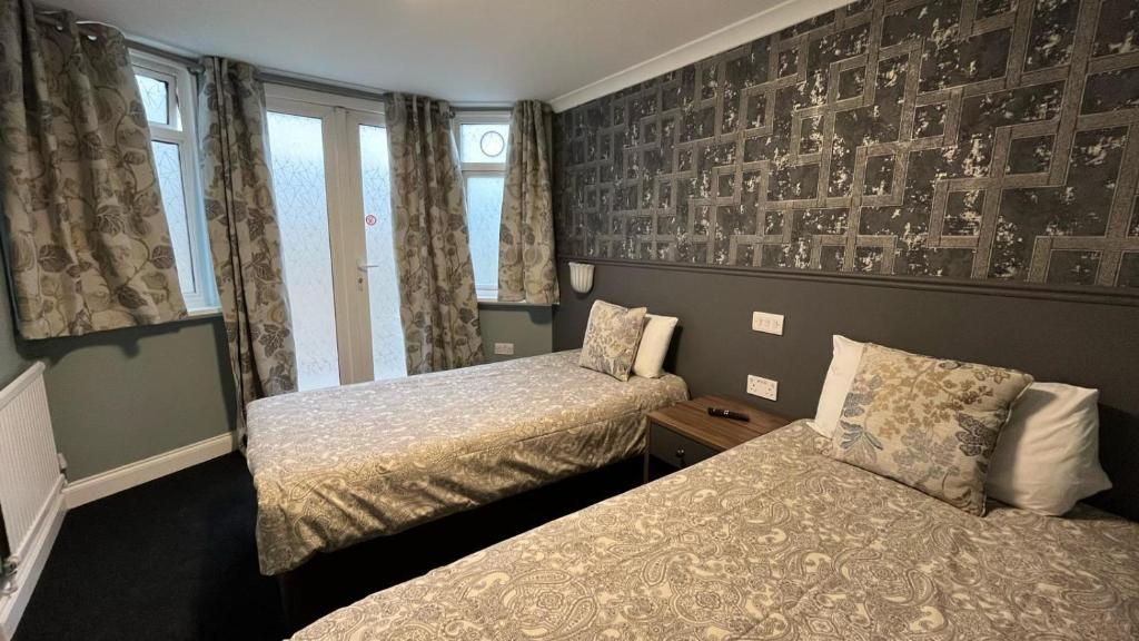 Postel nebo postele na pokoji v ubytování Charlotte Guest House
