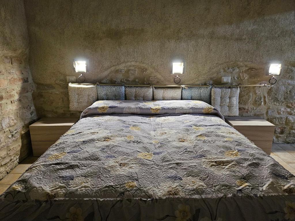 um quarto com uma cama grande e 2 mesas de cabeceira em Agriturismo Il Raggio di sole di Orpello em Camerino