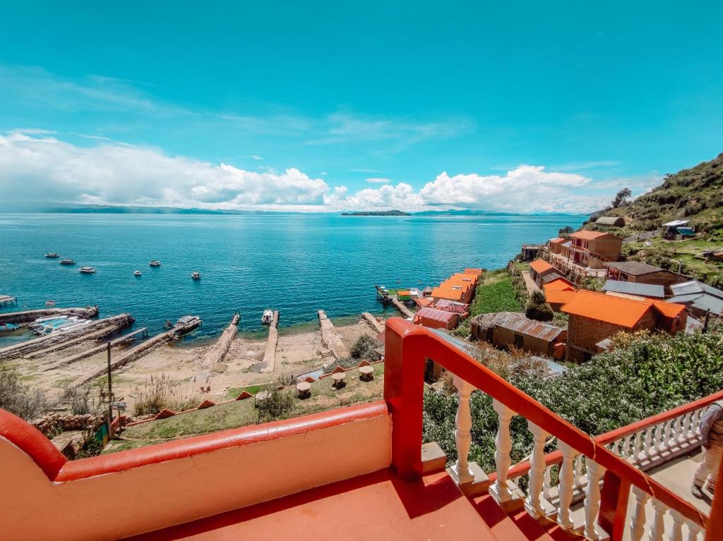 d'un balcon avec vue sur l'océan. dans l'établissement MIRADOR DEL INCA, à Isla de Sol