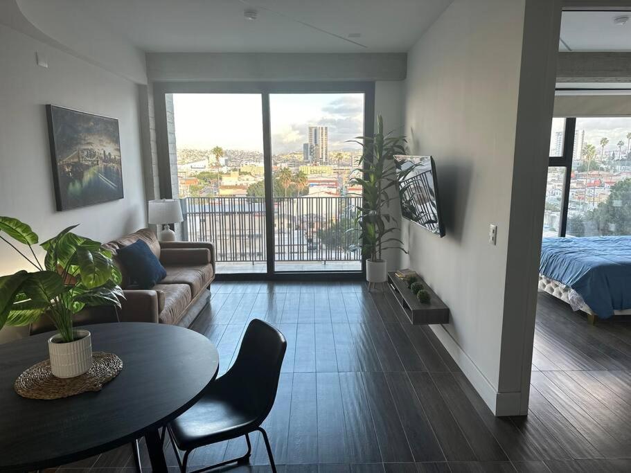 a living room with a couch and a table at Céntrico, muy cómodo y agradable. Con gran vista in Tijuana